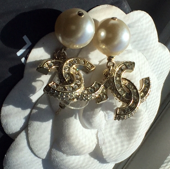Chanel Authentic Pearl Drop Earrings - Picture 5 of 5